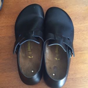 Men’s black birkenstocks!